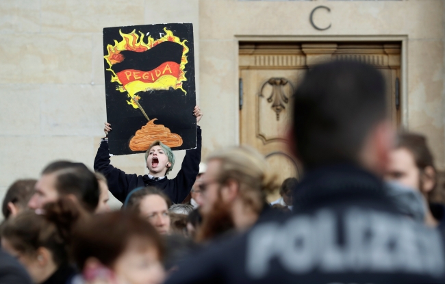 Almanya'da İslam ve göçmen karşıtı hareket PEGIDA protesto edildi